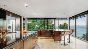Luxury Suite, Oceanfront | Interior - Jacuzzi Suite - Ocean Views & Beach (Kaiteriteri)