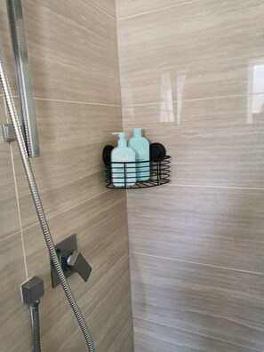 Ducha, secador de pelo, toallas y jabón