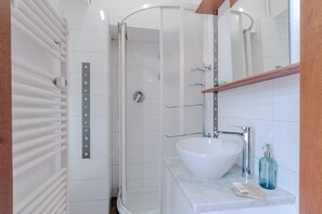 Een douche, een haardroger, een bidet, handdoeken