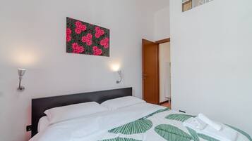 1 slaapkamer, een strijkplank/strijkijzer, wifi, beddengoed