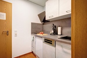 Fridge, stovetop, coffee/tea maker, electric kettle