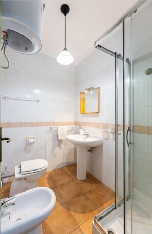 Ducha, secador de pelo, bidet, toallas