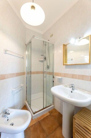 Douche, sĂšche-cheveux, bidet, serviettes fournies