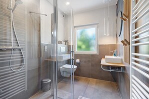 Een douche, een haardroger, handdoeken