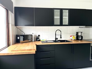 Frigorifero, microonde, forno, piano cottura