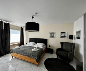 4 slaapkamers, een strijkplank/strijkijzer, gratis wifi, beddengoed