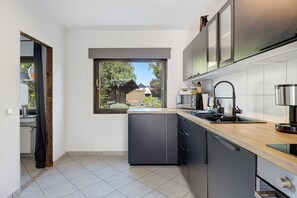 Réfrigérateur, four à micro-ondes, un four, surface de cuisson