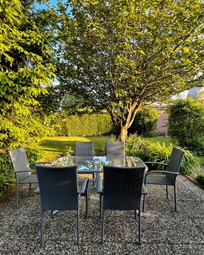 Outdoor dining - Apartment 'Windmühlenweg Mit Garten' with Private Terrace, Private Garden and Wi-Fi (Spenge)