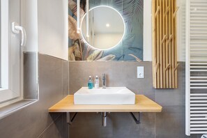 Shower, hair dryer, towels