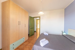 1 chambre, lit parapluie, Wi-Fi gratuit, draps fournis
