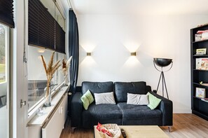 TV, table tennis - Design Apartment with Shared Garden, Balcony, and Wi-Fi in Goslar (Goslar)