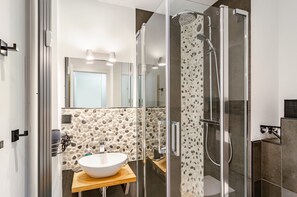 Shower, hair dryer, towels - Design Apartment with Shared Garden, Balcony, and Wi-Fi in Goslar (Goslar)