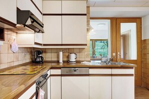 Réfrigérateur, un four, surface de cuisson, lave-vaisselle