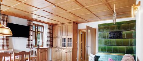 Televisio, takka, DVD-soitin, stereot