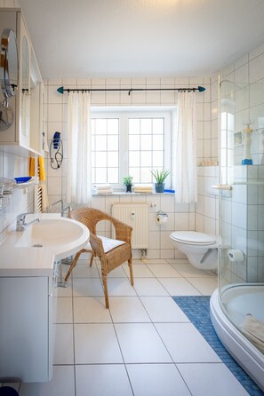 Dusch, hårtork och handdukar