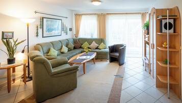 Een televisie en een stereo