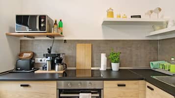 Kühlschrank, Mikrowelle, Ofen, Herdplatte