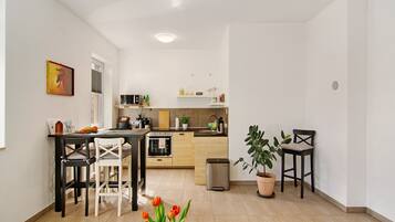 KĂŒhlschrank, Mikrowelle, Ofen, Herdplatte