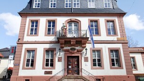A two-story building with a central entrance, a balcony with a statue, and a flag. - Apartment 'Chill-out' with Wi-Fi (Heilbad Heiligenstadt)