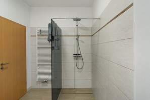 Een douche, een haardroger, handdoeken