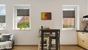 A modern apartment with a dining area, a sofa, and a kitchen. - Apartment 'Chill-out' with Wi-Fi (Heilbad Heiligenstadt)