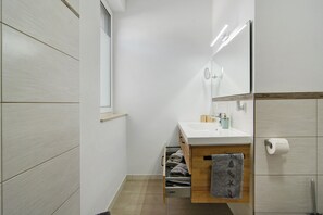 Een douche, een haardroger, handdoeken