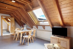 Dining - Spacious Rehblick Apartment 75 sqm with Mountain View, Shared Garden & Wi-Fi (Schonach im Schwarzwald)