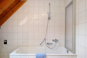 Douche, séchoir à cheveux, serviettes fournies
