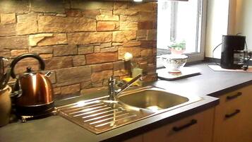 Køleskab, ovn, kogeplade, kaffe-/temaskine