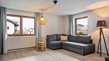 Una televisión, una chimenea