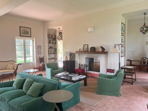 TV, fireplace