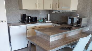 Kühlschrank, Mikrowelle, Herdplatte, Geschirrspüler