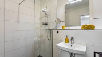 Douche, articles de toilette gratuits, sĂšche-cheveux