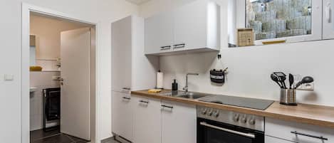Frigorifero, microonde, forno, piano cottura