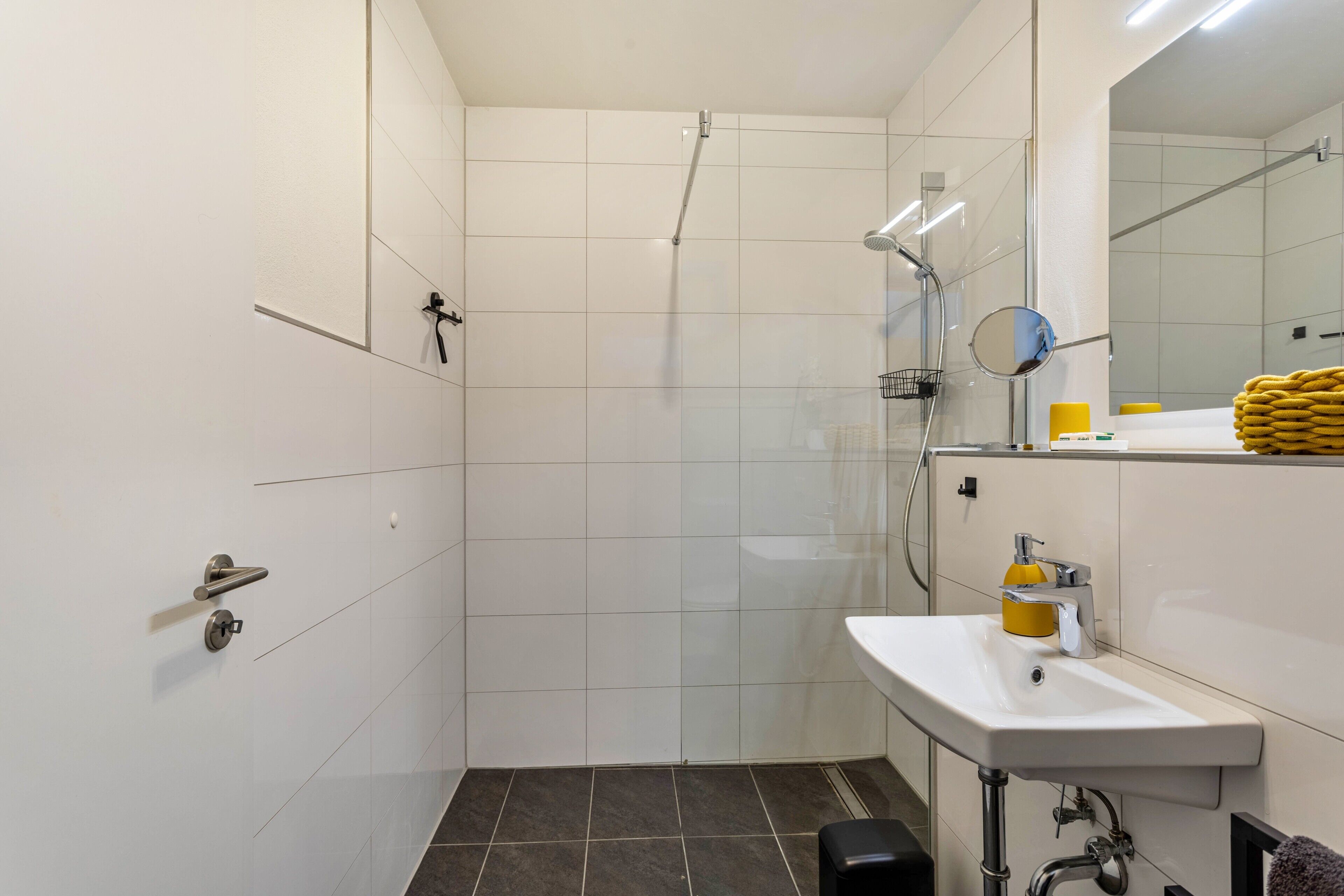 Suihku, ilmaiset hygieniatuotteet, hiustenkuivaaja, pyyhkeet