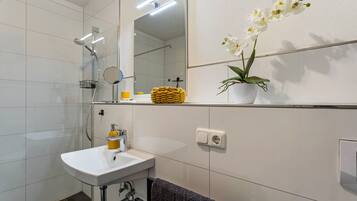 Dusche, Haartrockner, Handtücher