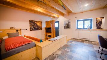 1 habitación, tabla de planchar con plancha, wifi gratis y ropa de cama