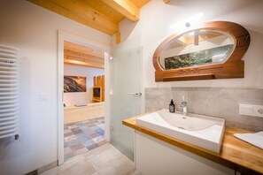 Shower, hair dryer, towels - Apartment 'Biwak' with Private Terrace, Shared Garden and Wi-Fi (Inzigkofen)