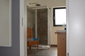 Ducha, secador de pelo, toallas