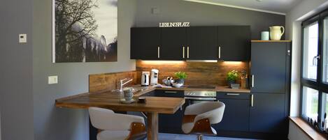 Fridge, oven, stovetop, dishwasher