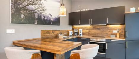 Fridge, oven, stovetop, dishwasher