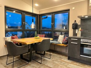 Fridge, oven, stovetop, dishwasher - Apartment 'Talblick' with Private Terrace, Shared Garden and Wi-Fi (Inzigkofen)