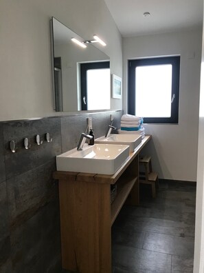 Ducha, secador de pelo y toallas