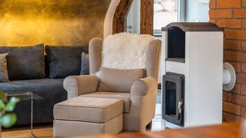 Una televisión, una chimenea