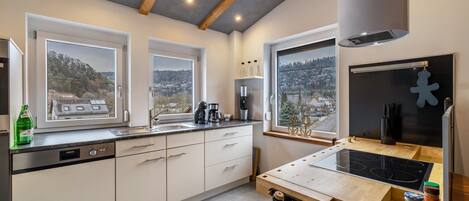 Fridge, oven, stovetop, dishwasher