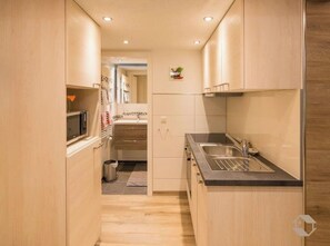 Frigorífico, microondas, horno y placa de cocina
