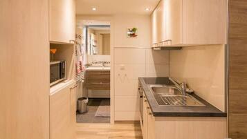 Køleskab, mikrobølgeovn, ovn, kogeplade