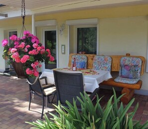 Outdoor dining - Apartment '3' with Private Terrace, Shared Garden and Wi-Fi (Enzklösterle)