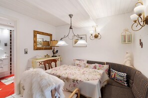 Un dormitorio con cama, sofá, espejo y candelabro.