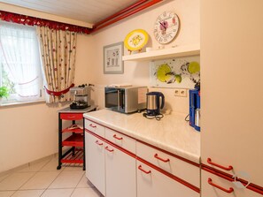 Een koelkast, een magnetron, een oven, een kookplaat